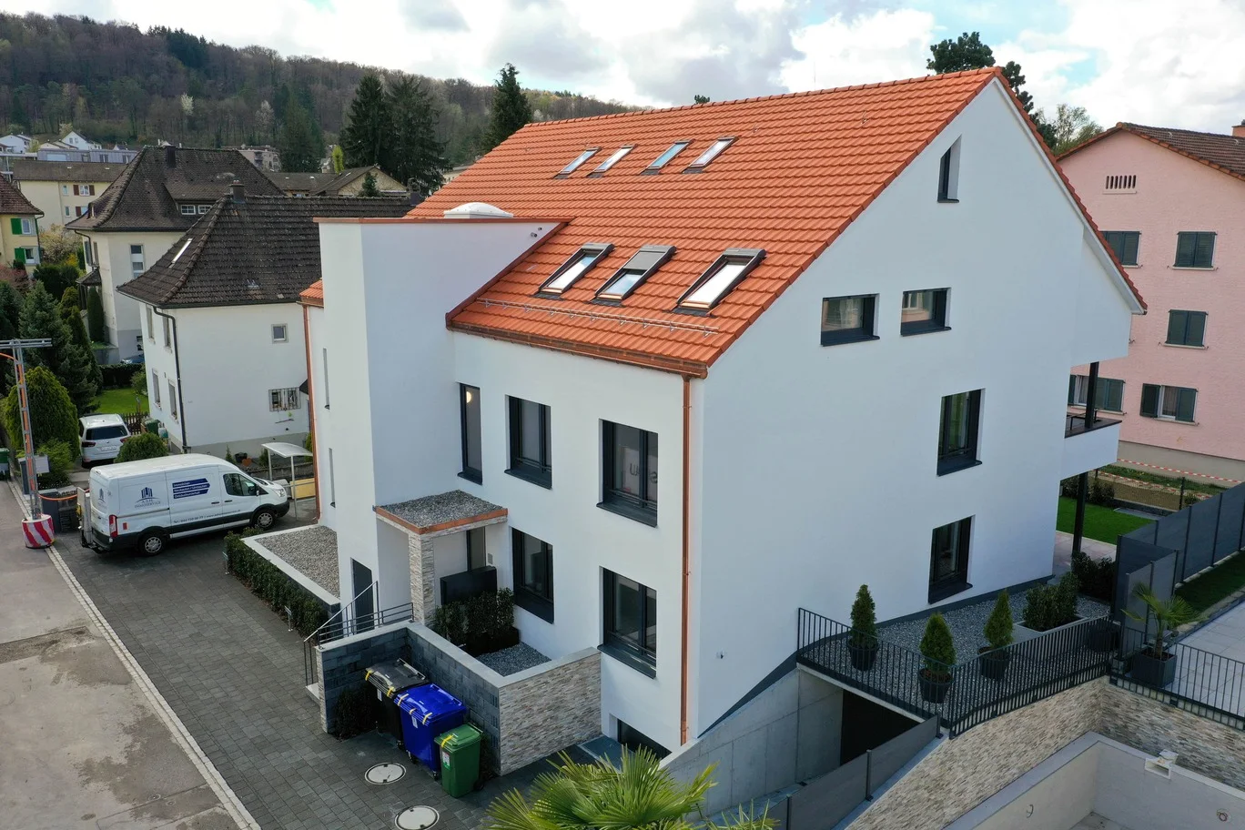 Wohngebäude mit gepflegter Aussenanlage in Schlieren