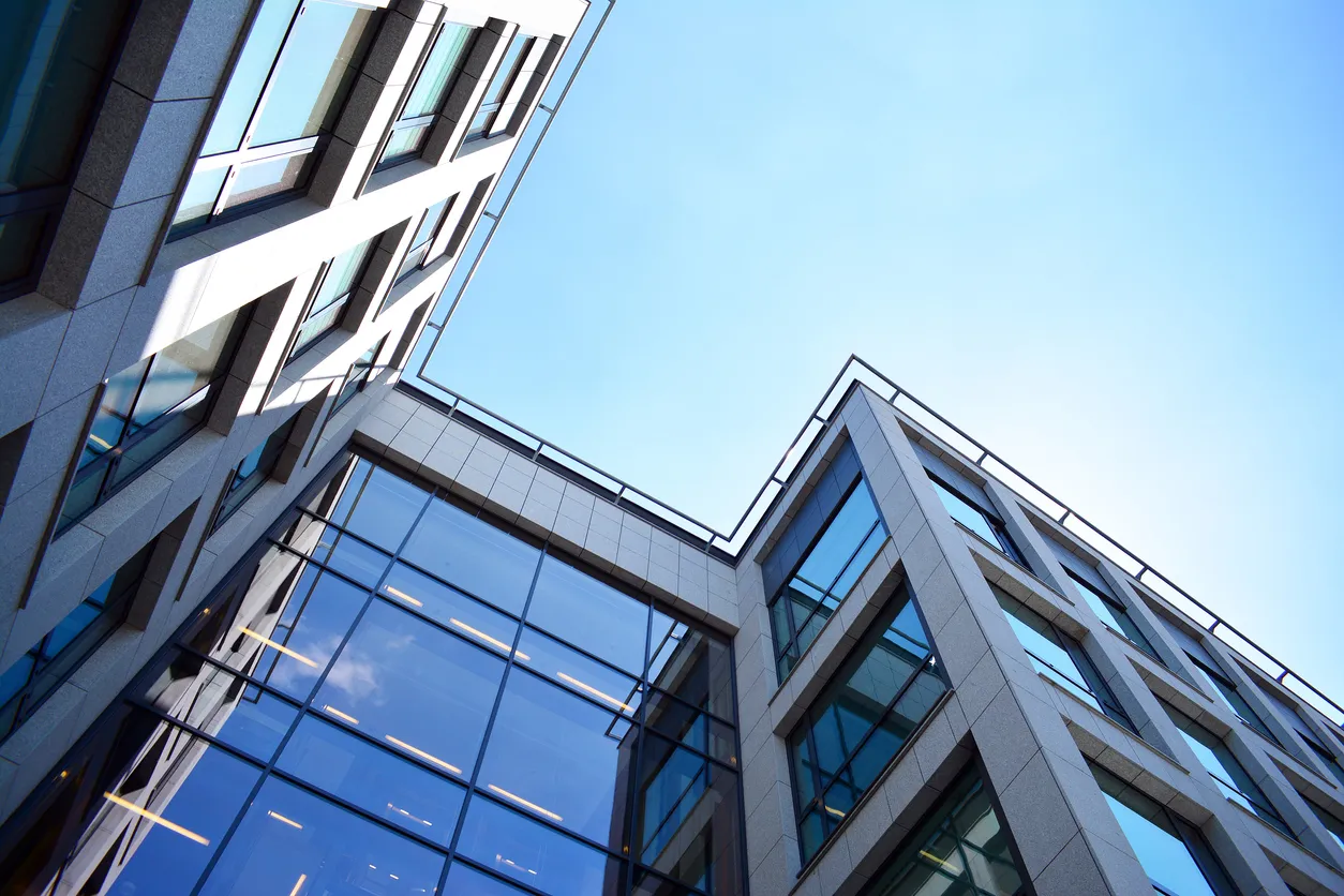 Dunkle Glasfassade eines modernen Immobilienprojekts